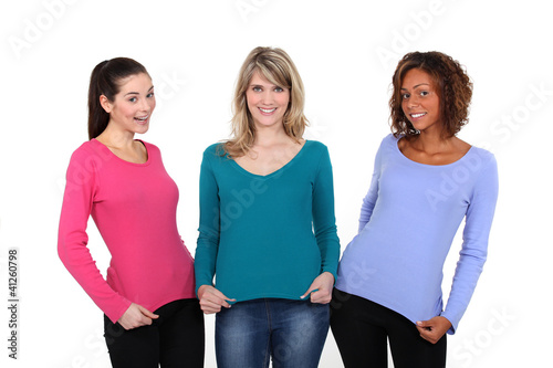 Foto: Three women displaying jumpers Three women displaying jumpers