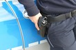 Polizei mit Hand an der Waffe Polizei mit Hand an der Waffe