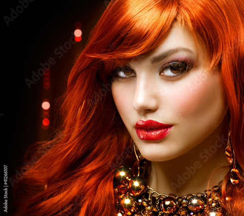 Foto: Fashion Red Haired Girl Portrait. Jewelry Fashion Red Haired Girl Portrait. Jewelry