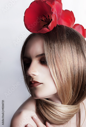 Foto: Beautiful portrait of lovely young pretty woman with red tulips Beautiful portrait of lovely young pretty woman with red tulips