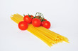 Pasta cruda e pomodori, dieta mediterranea Pasta cruda e pomodori, dieta mediterranea