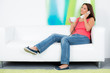 junge frau telefoniert entspannt  auf der couch