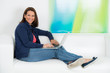 frau arbeitet am notebook von zuhause