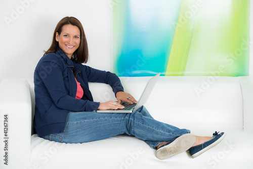 Foto: frau arbeitet am notebook von zuhause frau arbeitet am notebook von zuhause