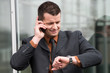 manager telefoniert und schaut auf die uhr