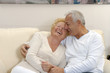 Amor de una pareja adulta en casa.abuelos en casa.