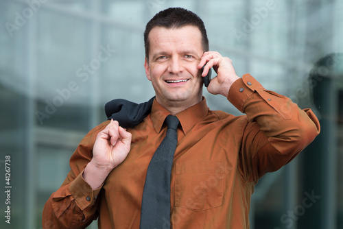 Photo: manager telefoniert unterwegs zum nächsten termin manager telefoniert unterwegs zum nächsten termin