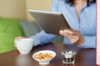 frau im café liest am tablet-computer frau im café liest am tablet-computer