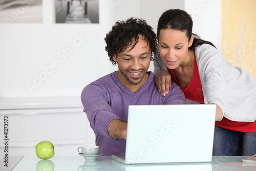 Foto: couple having fun on Internet couple having fun on Internet
