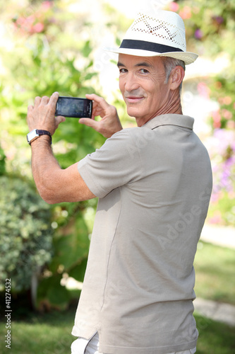 Foto: Elderly man photographed in the garden Elderly man photographed in the garden