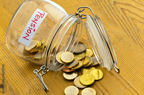 Foto: Glas mit Münzen. Aufschrift Rente / Pension Glas mit Münzen. Aufschrift Rente / Pension