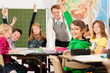 Schulkinder und Lehrer lernen an der Schule