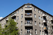 Façade grise, ciel bleu, Berlin. Façade grise, ciel bleu, Berlin.