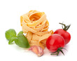 Foto: Italian pasta fettuccine nest and cherry tomato Italian pasta fettuccine nest and cherry tomato