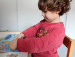 enfant jouant au puzzle