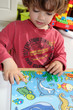 enfant jouant au puzzle