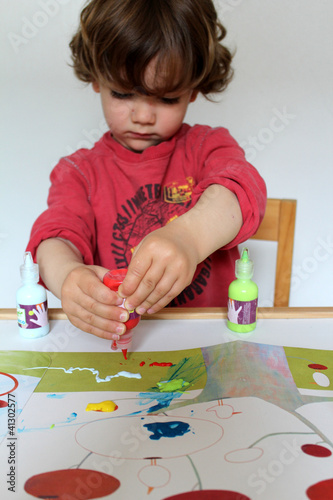 Photo: enfant peignant aux doigts enfant peignant aux doigts