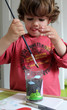 enfant peignant, s'appliquant