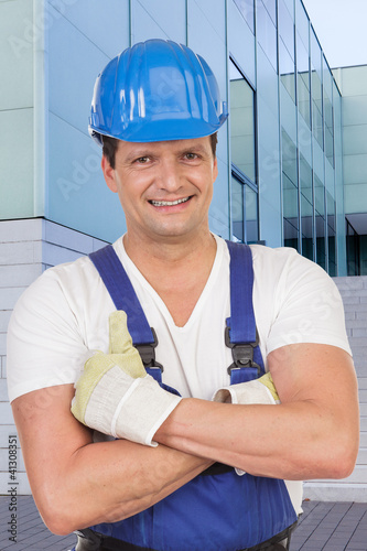 Foto: freundlicher arbeiter mit schutzhelm freundlicher arbeiter mit schutzhelm