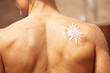 Sonnencreme auf Rücken