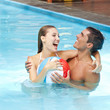 Heiteres Paar im Pool