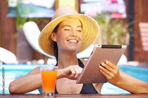 Photo: Lachende Frau mit Tablet-PC Lachende Frau mit Tablet-PC