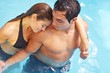Paar kuschelt im Pool