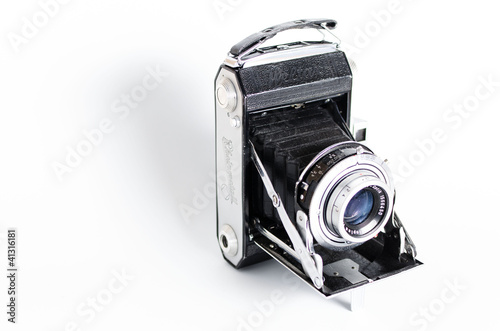 Foto: old vintage camera on white background old vintage camera on white background