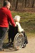 Rentnerin im Rollstuhl