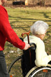 Rentnerin im Rollstuhl