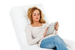 Junge Frau mit Tablet PC am relaxen