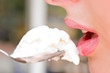 Foto: Close-up of pretty woman lips with icecream in the spoon Close-up of pretty woman lips with icecream in the spoon
