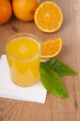 vaso con zumo de naranja, naranjas y hojas verdes vaso con zumo de naranja, naranjas y hojas verdes
