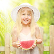 kleines Mädchen mit Wassermelone kleines Mädchen mit Wassermelone