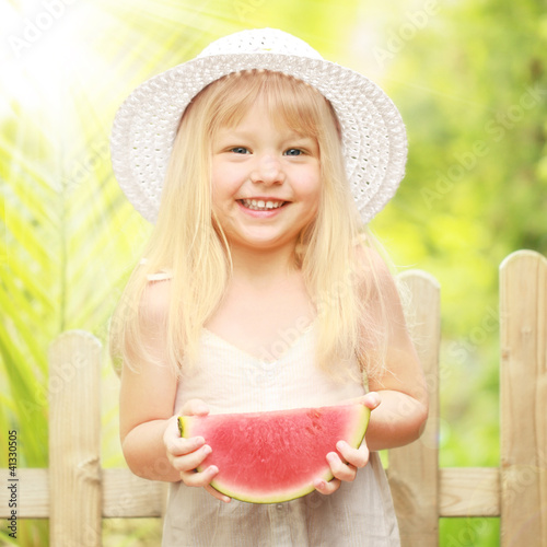 Foto: kleines Mädchen mit Wassermelone kleines Mädchen mit Wassermelone