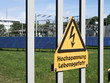Schild mit Aufschrift Hochspannung Lebensgefahr Schild mit Aufschrift Hochspannung Lebensgefahr