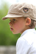 Jeune garçon au jardin