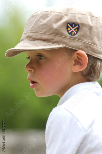 Photo: Jeune garçon au jardin Jeune garçon au jardin