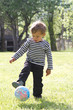 Enfant qui joue au ballon