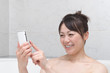 Foto: お風呂でスマートフォンを使う女性 お風呂でスマートフォンを使う女性