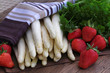 Frischer Spargel und Erdbeeren