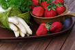 Frischer Spargel und Erdbeeren