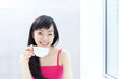 コーヒーを飲む女性