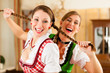 Zwei Frauen in Tracht in Wirtschaft oder Restaurant