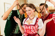 Leute in Bayerischer Tracht in Wirtschaft oder Restaurant