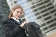 Femme cherchant dans son sac