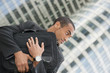 Homme serrant sa valise contre lui