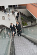 2 collègues qui discutent sur un escalator