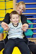 Physiotherapie mit kleinem Jungen