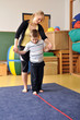 Physiotherapie mit kleinem Jungen